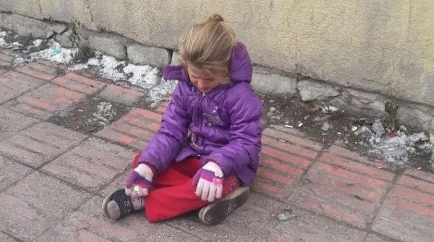 Soğuk Havaya Aldırış Etmeden Dileniyorlar