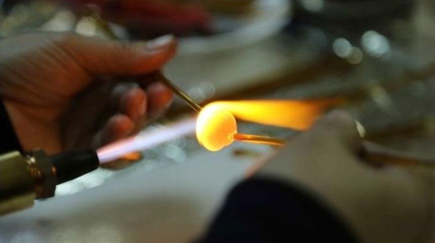 Atık Camlar Maharetli Ellerde Sanata D&ouml;n&uuml;ş&uuml;yor