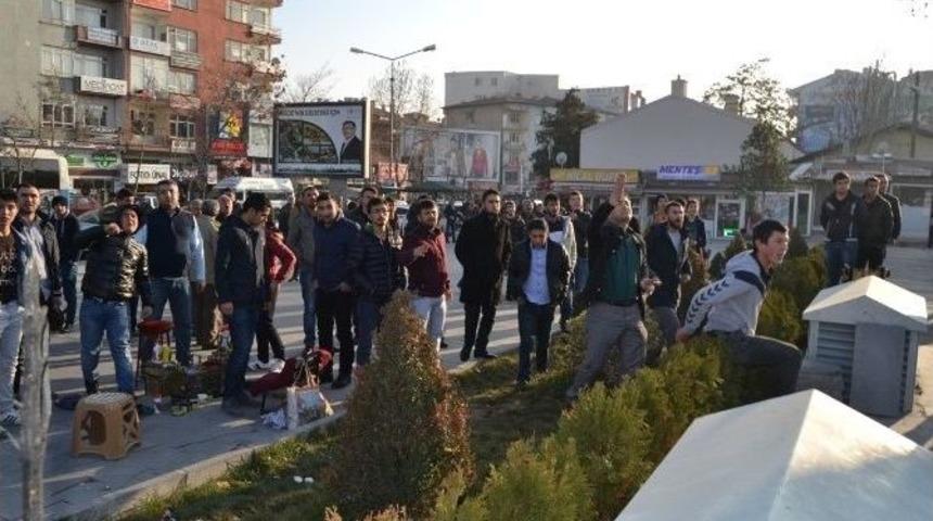 A&ccedil;ıklama Yapan Hdp&rsquo;li Gruba Vatandaşlardan Tepki