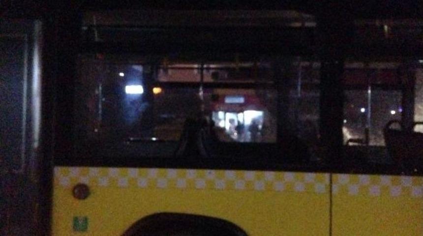 Dağılan Eylemciler İett Otob&uuml;s&uuml;n&uuml; Taşladı