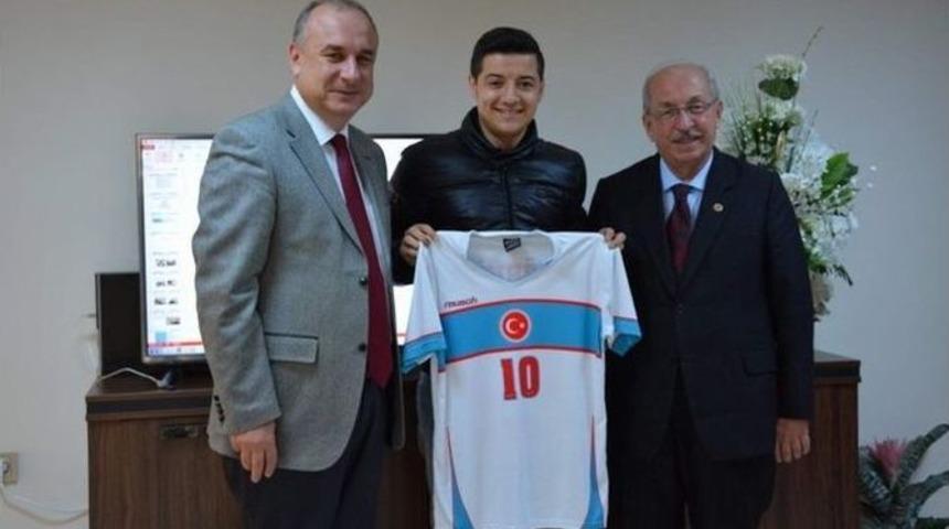 Milli Takım Oyuncusundan Başkan Albayrak Ve Genel M&uuml;d&uuml;r Başa&rsquo;ya Ziyaret