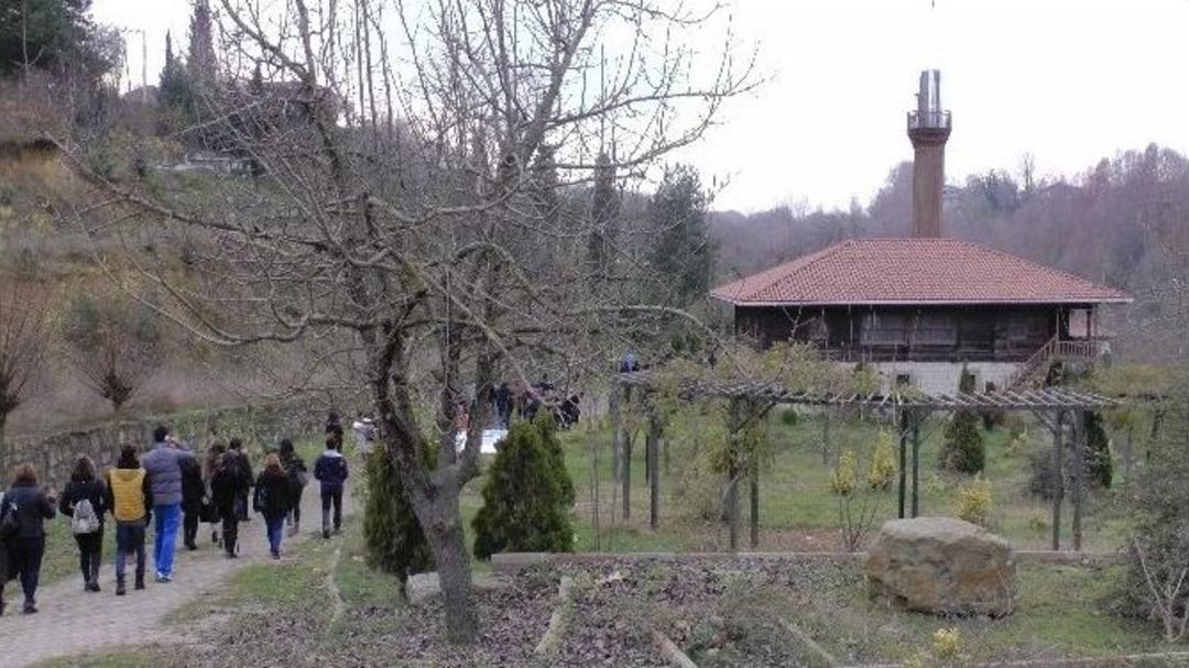 Turizm El&ccedil;ileri Gezerek &Ouml;ğreniyorlar