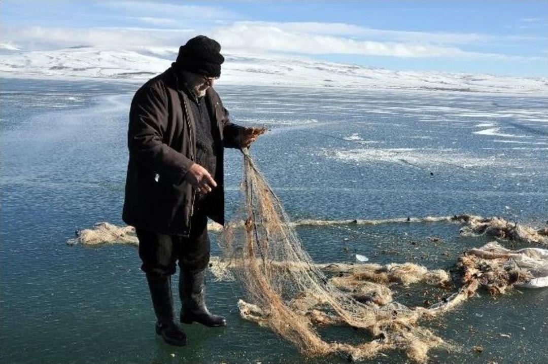 Ekmeklerini 1,5 Metre Buzu Delerek Eksi 20 Derece Soğukta G&ouml;lden &Ccedil;ıkarıyorlar