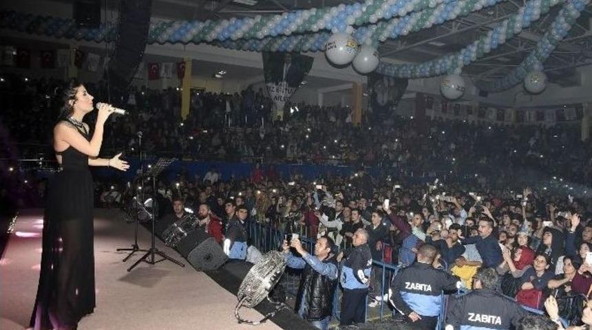 Oğuz Yılmaz Ve İrem Derici Kurtuluş Konserinde Coşturdu