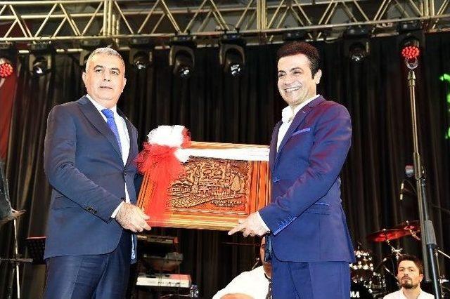 Oğuz Yılmaz Ve İrem Derici Kurtuluş Konserinde Coşturdu