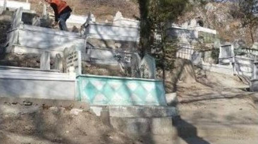 Turhal&rsquo;da Mezarlıklar Temizleniyor