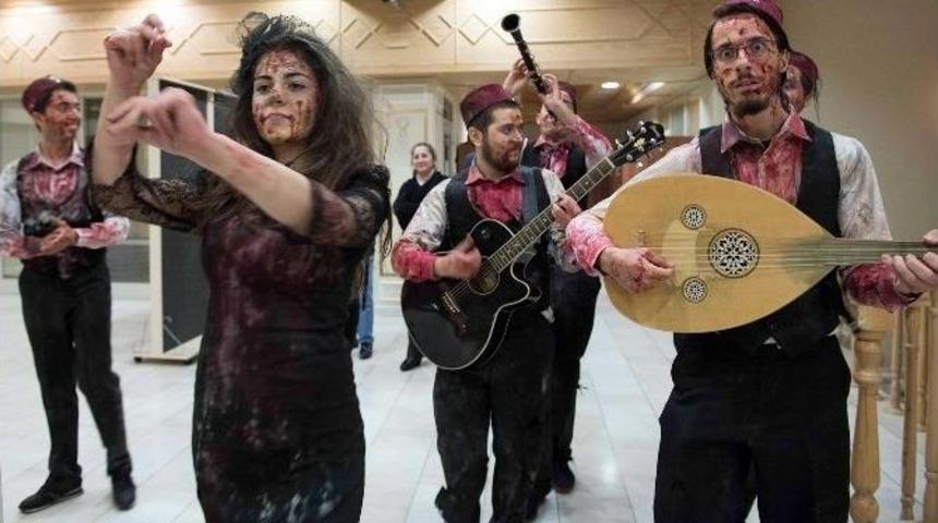 &Uuml;sk&uuml;dar&rsquo;da Zombiler Kamp&uuml;s&uuml; Bastı