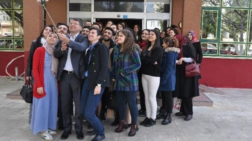 Başkan Turgut, &Uuml;niversiteli &Ouml;ğrencilerle Kahvaltıda Buluştu