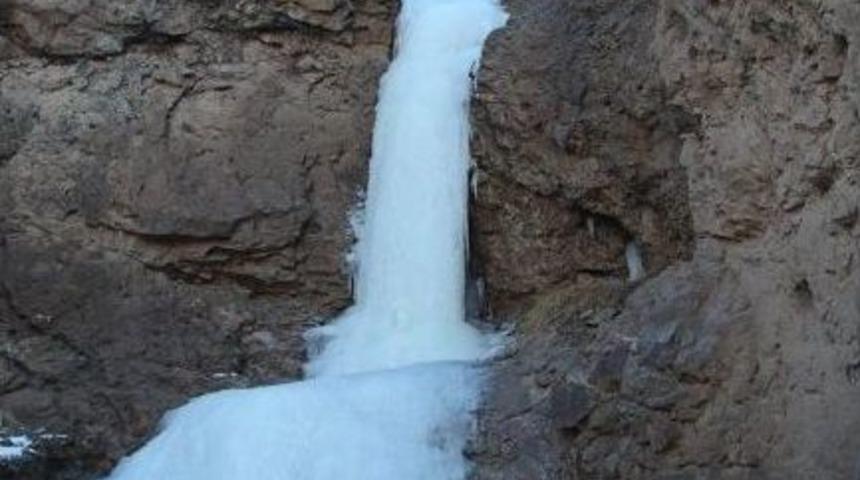 Derelerde Buzdan Şelaleler Oluştu