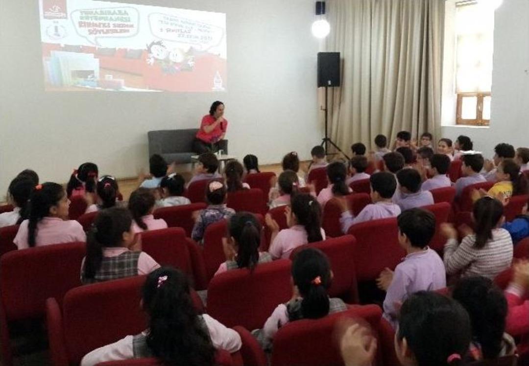 Beyoğlu&rsquo;nda Kırmızı Sedir S&ouml;yleşileri Devam Ediyor