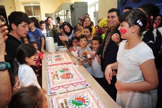 Tütüncü Çocukların Coşkusuna Ortak Oldu