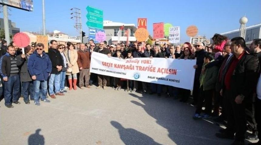 Ge&ccedil;it Kavşağı&rsquo;nın Trafiğe Kapatılması İsyan Ettirdi