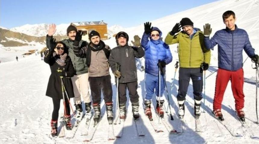 Hakkari&rsquo;de &Ouml;ğretmenlerin Kayak Keyfi