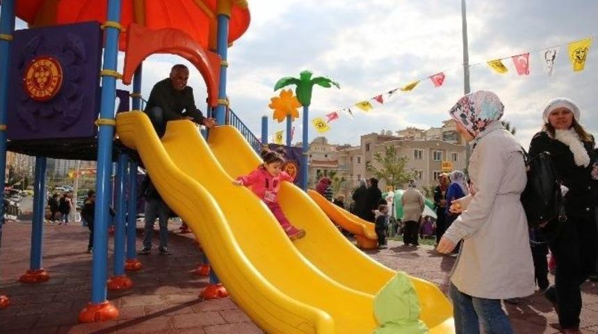 Buca&rsquo;nın Parkları Kau&ccedil;ukla Kaplanıyor