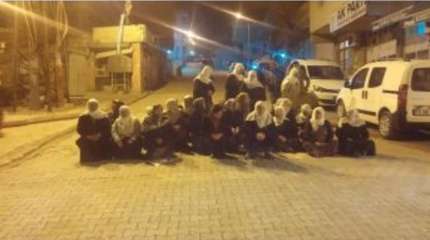 Kadınlar B&ouml;lgede Yaşanan Olayı Oturma Eylemi İle Protesto Etti