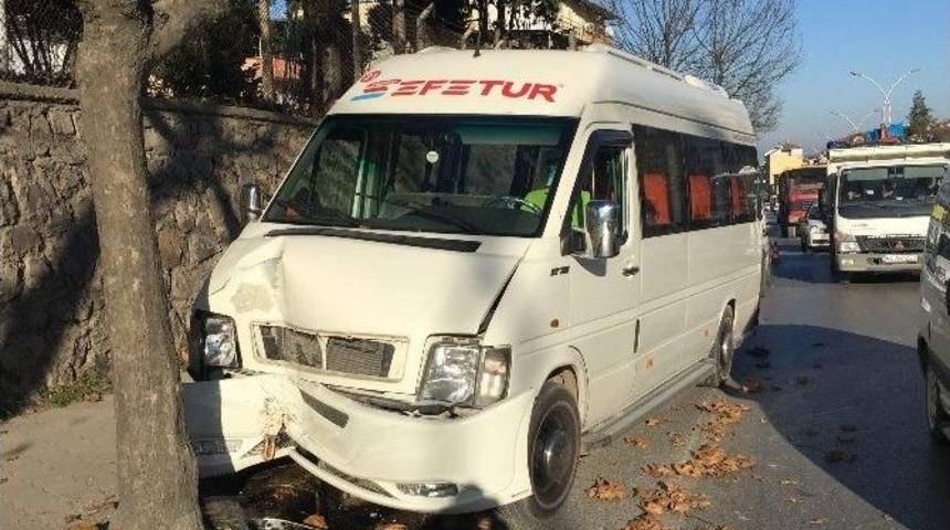 &Ouml;ğrenci Servisi Yol Kenarında Bulunan Ağaca &Ccedil;arptı
