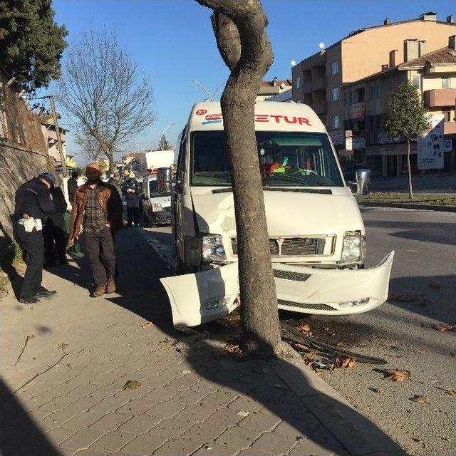 Öğrenci Servisi Yol Kenarında Bulunan Ağaca Çarptı