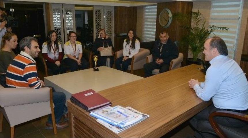 Denizli Ok&ccedil;uluk Spor Kul&uuml;b&uuml;&rsquo;nden Başkan G&uuml;rlesin&rsquo;e Kupalı Ziyaret