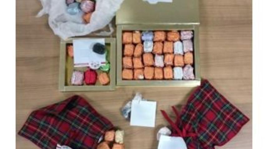 &Ccedil;ikolata Kutusunun İ&ccedil;inden Uyuşturucu &Ccedil;ıktı