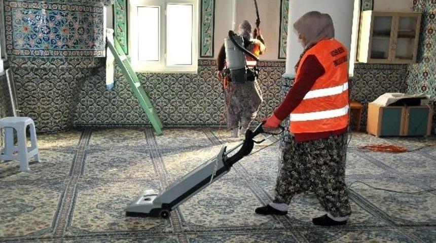 Akşehir Belediyesi Camileri Temizliyor