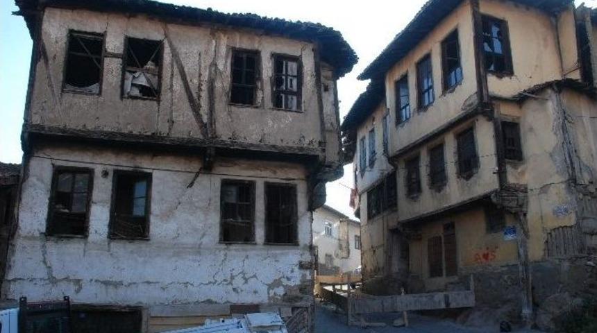 Mahalle Sakinlerini Korkutan Ev