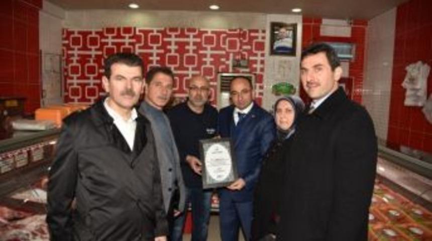 Başkan &Uuml;z&uuml;lmez&rsquo;den &Ouml;rnek İş Yeri Belgesi