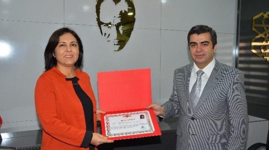 Vali D&uuml;zg&uuml;n Toplum Ruh Sağlığı Merkezi&rsquo;nin Y&ouml;netici Ve &Ccedil;alışanlarını &Ouml;d&uuml;llendirdi