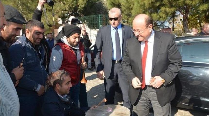 Chp&rsquo;li Adaylar Başkanlık, Davulcular Bahşiş İ&ccedil;in Yarıştı