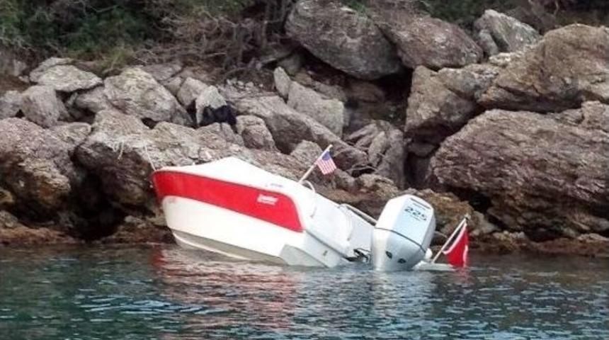 M&uuml;lteci Taşıdığı İddia Edilen S&uuml;rat Teknesi Kuma Saplandı