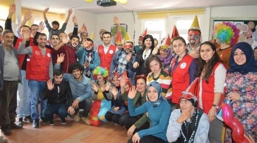 Gen&ccedil;lik Merkezi &Uuml;yeleri Engelli &Ouml;ğrencilerle Buluştu