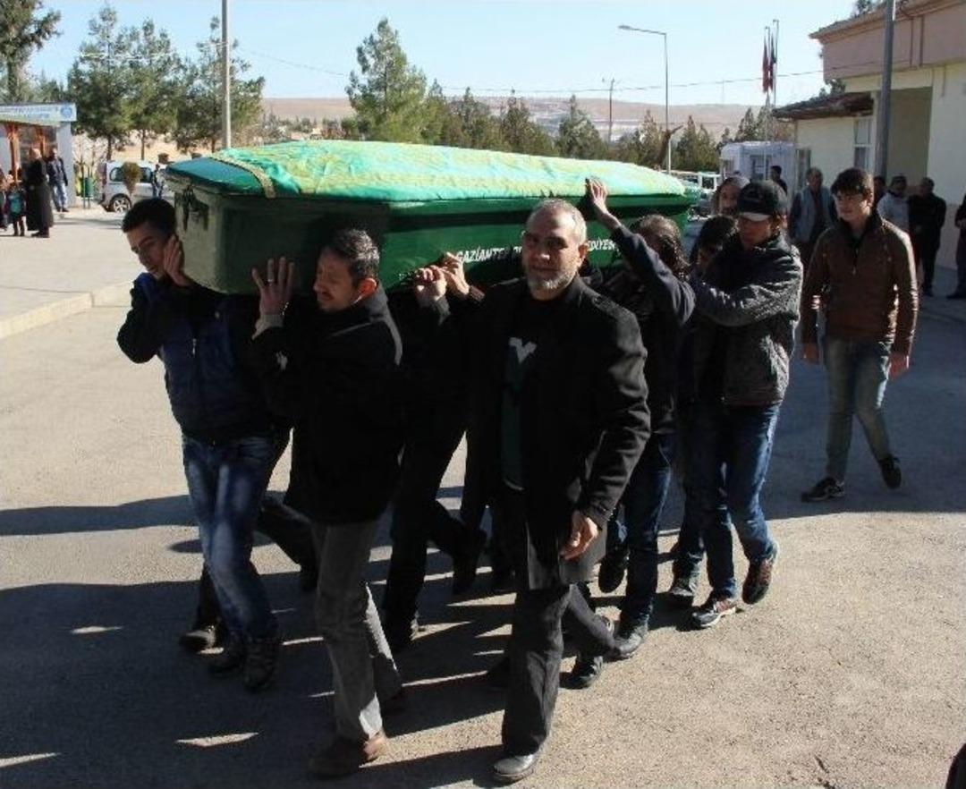 &Ouml;ld&uuml;r&uuml;len Suriyeli Gazeteci Defin Edildi