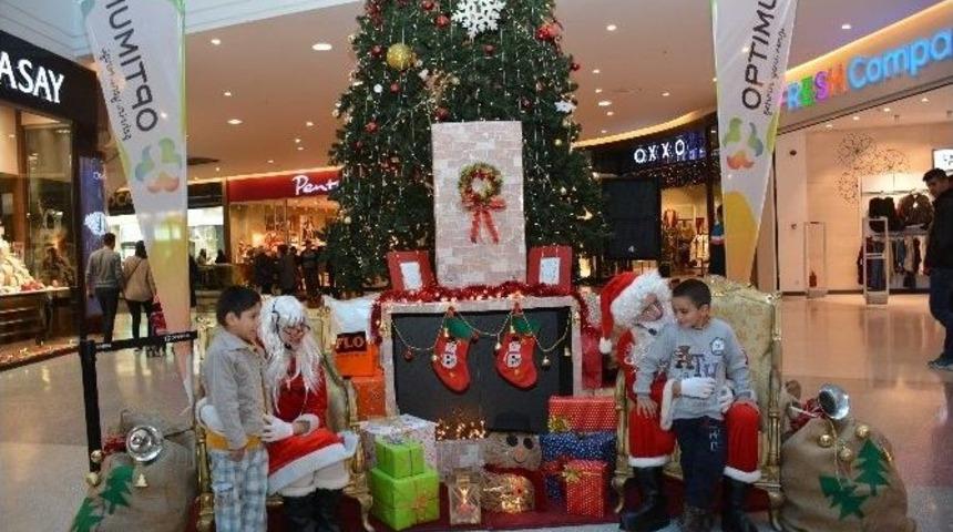 Noel Baba &Ccedil;ocuklara Yılbaşı Hediyesi Dağıttı