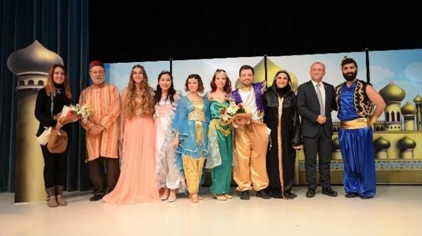 Karesi Kent Tiyatrosu Perdelerini A&ccedil;tı