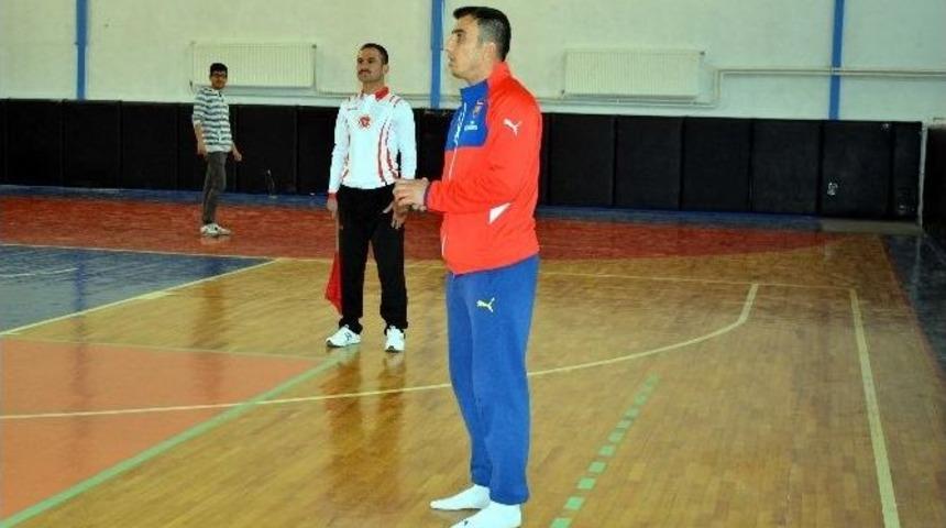 Beden Eğitimi &Ouml;ğretmeninden &Ouml;rnek Davranış