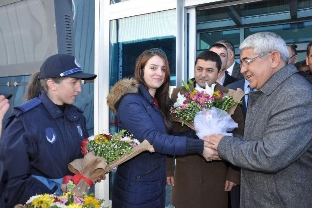 Kars&rsquo;ın Belediye Başkanını Karslılar Bağrına Bastı