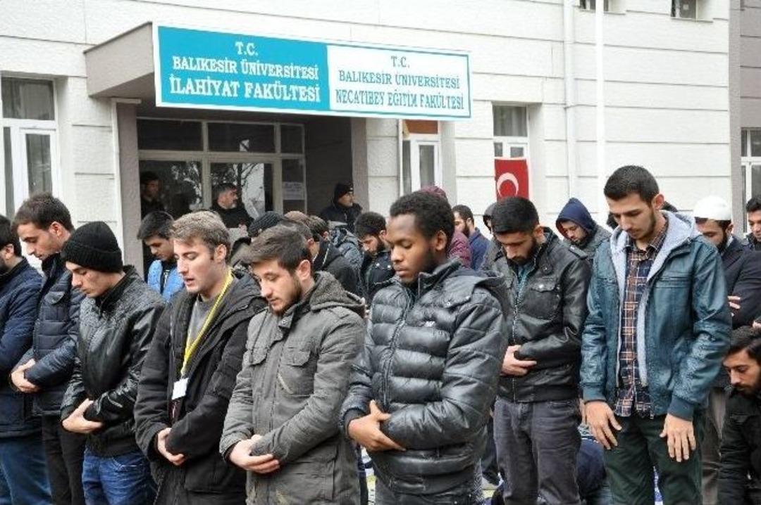 Balıkesir&rsquo;den Odt&uuml;&rsquo;de Namaz Kılan &Ouml;ğrencilere Destek