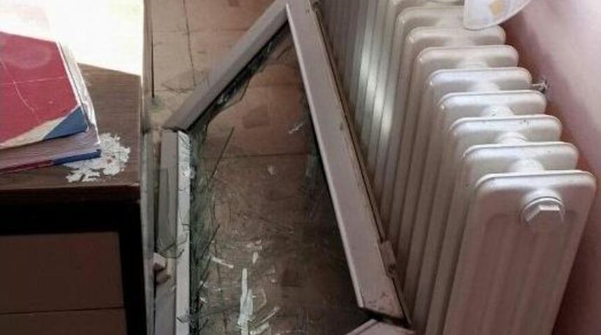 &Ccedil;alacak Bir Şey Bulamayınca Sağlık Merkezini Tahrip Ettiler