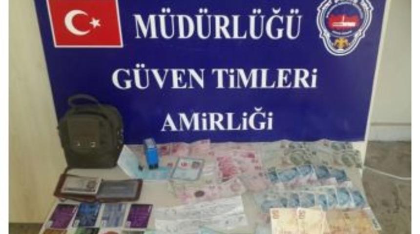 Ş&uuml;pheli Otomobilden Esrar, Para Ve &Ccedil;ekler &Ccedil;ıktı