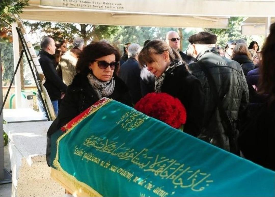 Kızı Tarafından &Ouml;ld&uuml;r&uuml;len Banka Y&ouml;neticisi Kadın Son Yolculuğuna Uğurlandı