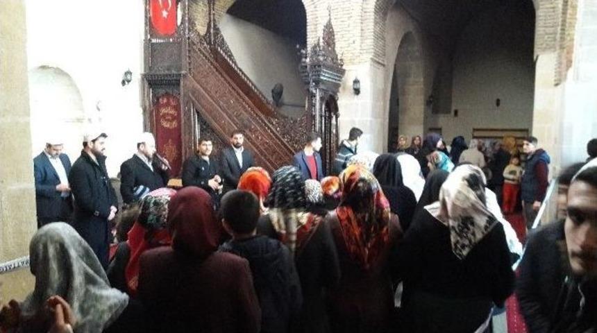 Kutsal Emanetleri G&ouml;rmek İsteyen 10 Bin Kişi Ulu Camiyi Ziyaret Etti