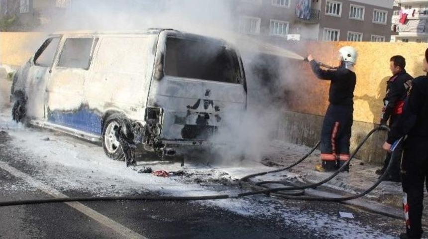 Seyir Halindeki Ara&ccedil; Cayır Cayır Yandı