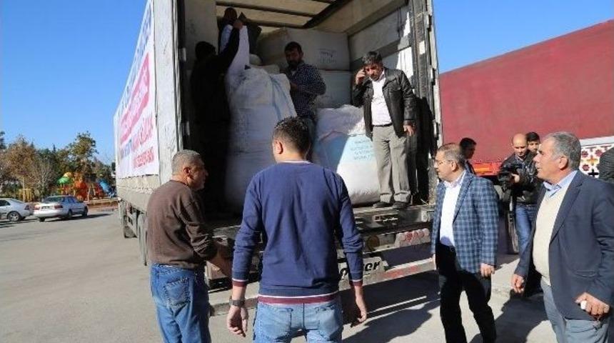 Y&uuml;reğir Belediyesi&rsquo;nden Bayırbucak T&uuml;rkmenlerine 2 Tır Yardım