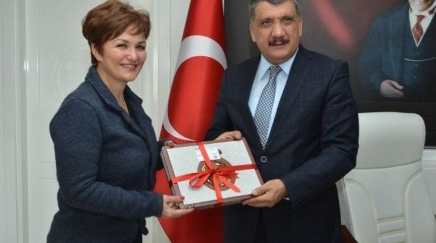 T&uuml;rk Halk M&uuml;ziği Sanat&ccedil;ısı Canan Başkaya, Başkan Selahattin G&uuml;rkan&rsquo;ı Ziyaret Etti