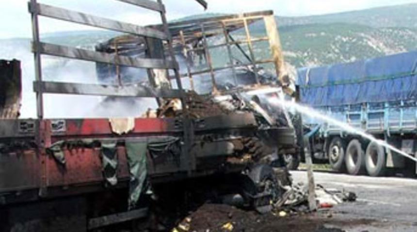 PKK 11 TIR'ı ateşe verdi, 2 vatandaşı ka&ccedil;ırdı