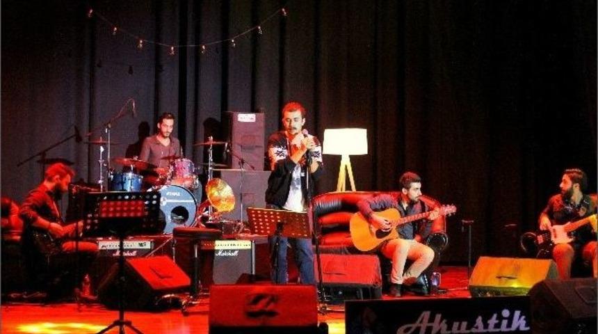 M&uuml;zik Kul&uuml;b&uuml;nden Akustik Konser