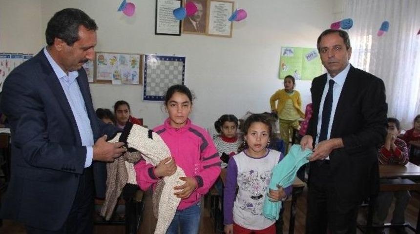 Suriyeli &Ccedil;ocuklara Giyim Yardımı