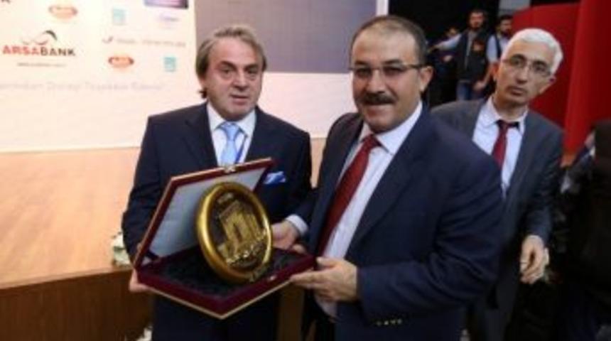 Afşin Belediye Başkanı G&uuml;ven&rsquo;e Yılın Belediye Başkanı &Ouml;d&uuml;l&uuml;