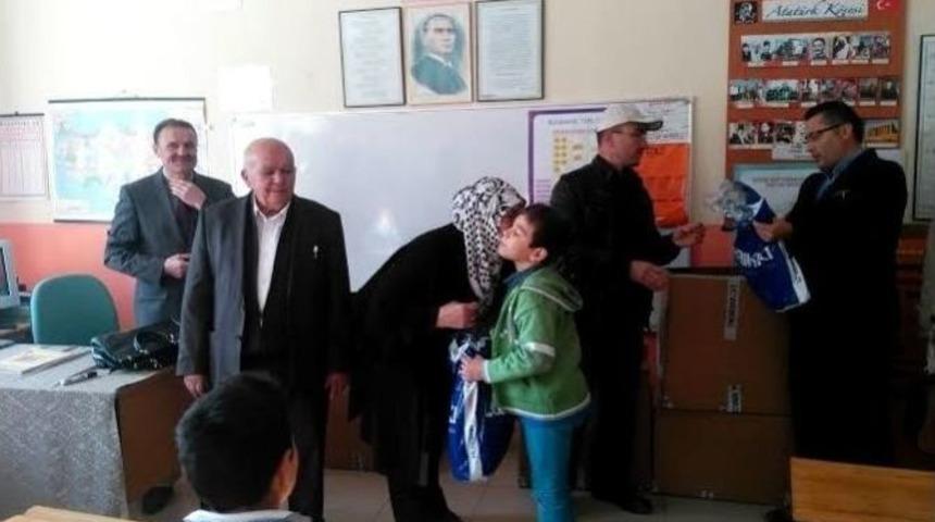 Sarıg&ouml;l&rsquo;de Dar Gelirli &Ouml;ğrencilere Mont Ve Ayakkabı Yardımı