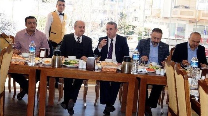 Vakıf Ay Y&ouml;neticileri Burs Verdikleri &Ouml;ğrencilerle Buluştu