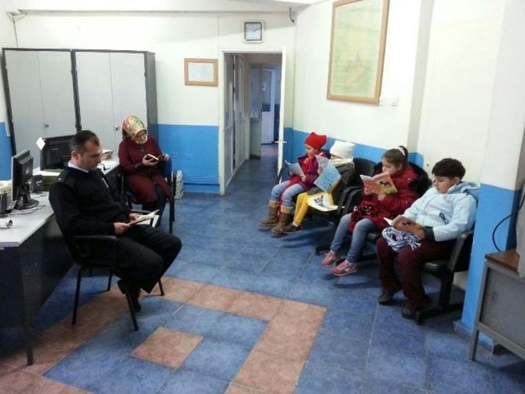 Minik &Ouml;ğrencilerin Kitap Okuma Aşkı